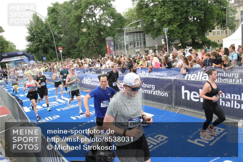 29.06.2025 - hella hamburg halbmarathon Michael Strokosch http://msf.ph/oto/8538031 29.06.2025 10:52:13 Ziel  meine-sportfotos.de