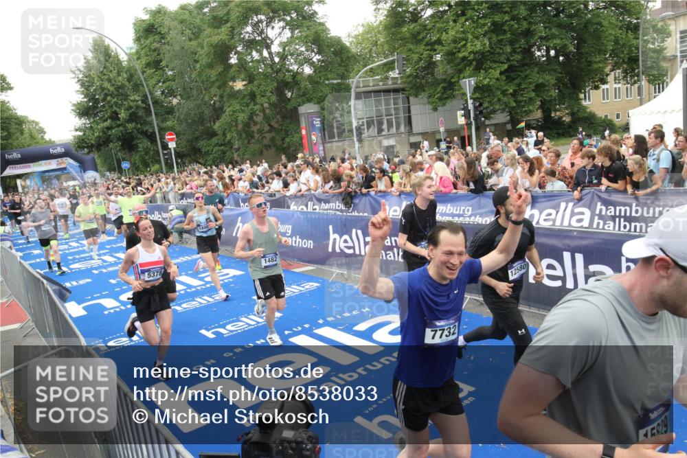 29.06.2025 - hella hamburg halbmarathon Michael Strokosch http://msf.ph/oto/8538033 29.06.2025 10:52:14 Ziel  meine-sportfotos.de