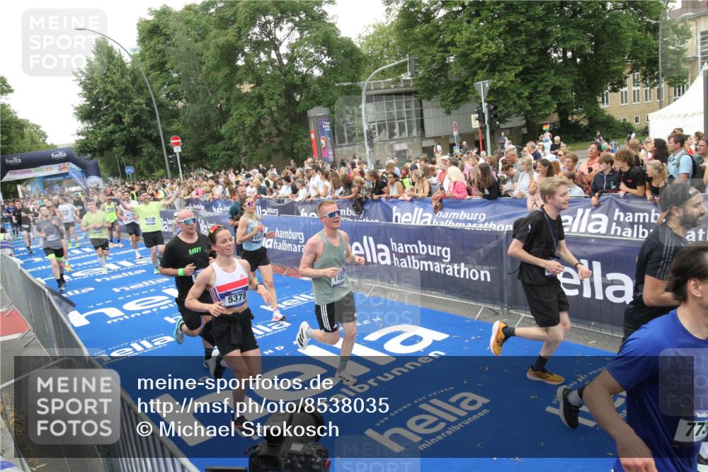 29.06.2025 - hella hamburg halbmarathon Michael Strokosch http://msf.ph/oto/8538035 29.06.2025 10:52:14 Ziel  meine-sportfotos.de