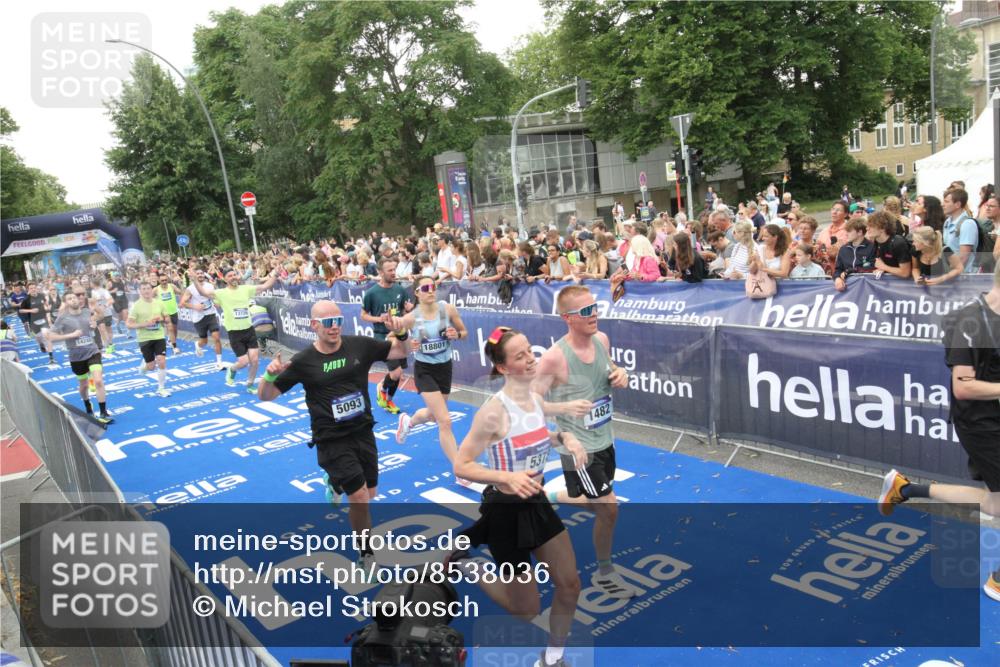 29.06.2025 - hella hamburg halbmarathon Michael Strokosch http://msf.ph/oto/8538036 29.06.2025 10:52:14 Ziel  meine-sportfotos.de