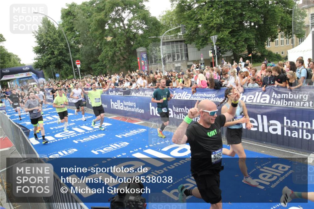 29.06.2025 - hella hamburg halbmarathon Michael Strokosch http://msf.ph/oto/8538038 29.06.2025 10:52:15 Ziel  meine-sportfotos.de