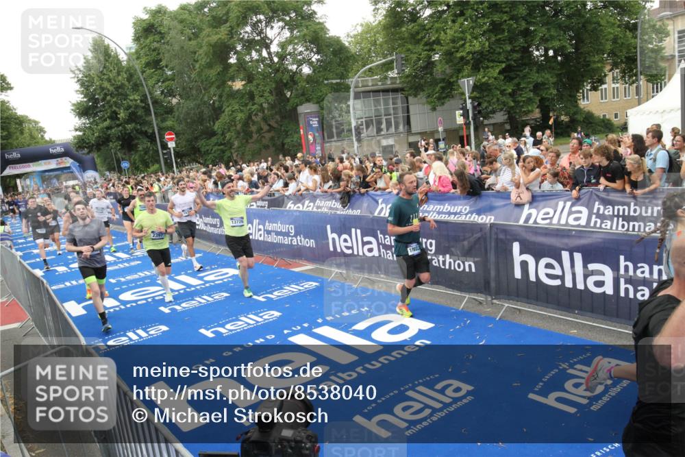29.06.2025 - hella hamburg halbmarathon Michael Strokosch http://msf.ph/oto/8538040 29.06.2025 10:52:15 Ziel  meine-sportfotos.de