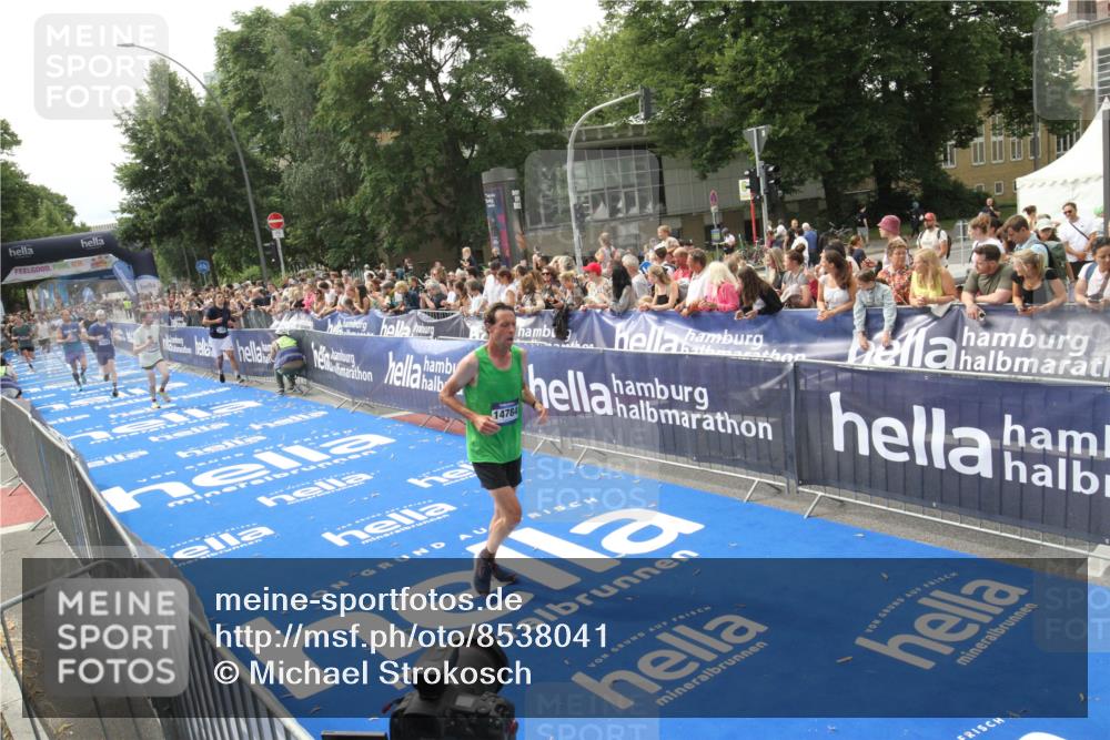 29.06.2025 - hella hamburg halbmarathon Michael Strokosch http://msf.ph/oto/8538041 29.06.2025 10:34:24 Ziel  meine-sportfotos.de