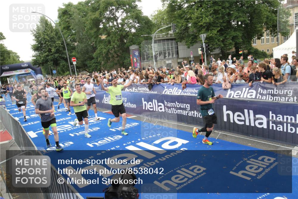 29.06.2025 - hella hamburg halbmarathon Michael Strokosch http://msf.ph/oto/8538042 29.06.2025 10:52:16 Ziel  meine-sportfotos.de