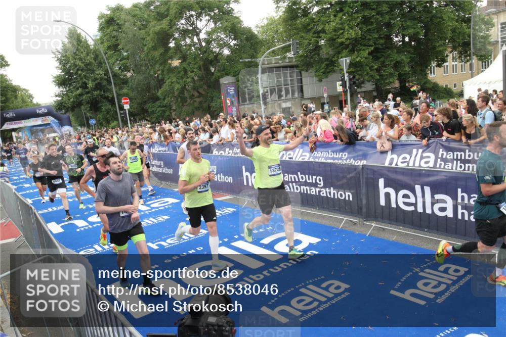 29.06.2025 - hella hamburg halbmarathon Michael Strokosch http://msf.ph/oto/8538046 29.06.2025 10:52:16 Ziel  meine-sportfotos.de