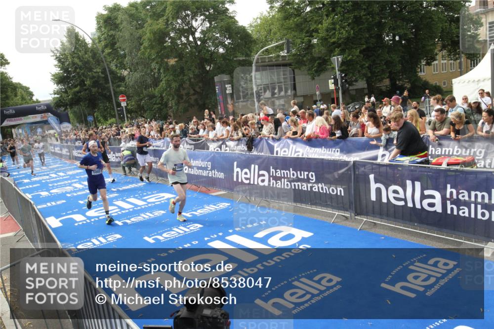 29.06.2025 - hella hamburg halbmarathon Michael Strokosch http://msf.ph/oto/8538047 29.06.2025 10:34:27 Ziel  meine-sportfotos.de