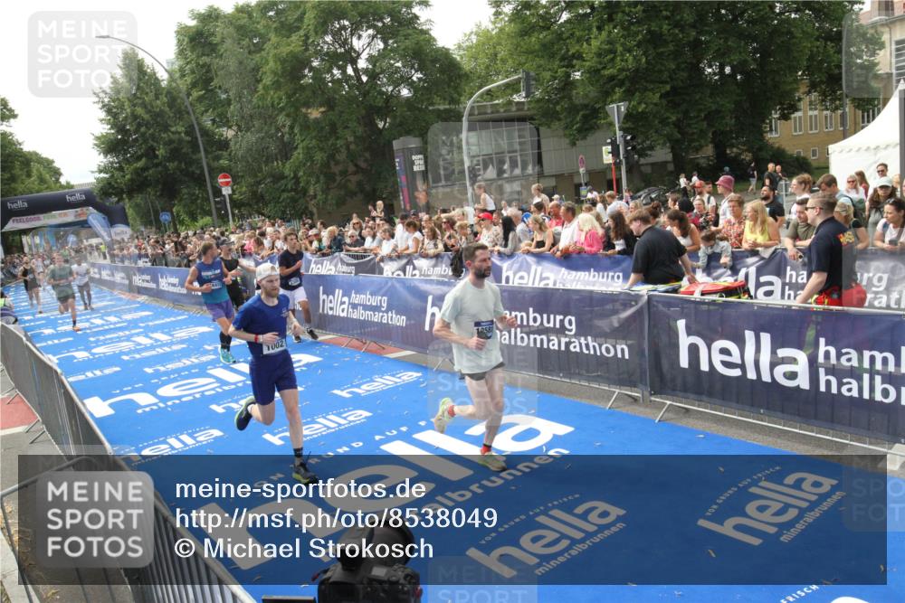 29.06.2025 - hella hamburg halbmarathon Michael Strokosch http://msf.ph/oto/8538049 29.06.2025 10:34:27 Ziel  meine-sportfotos.de