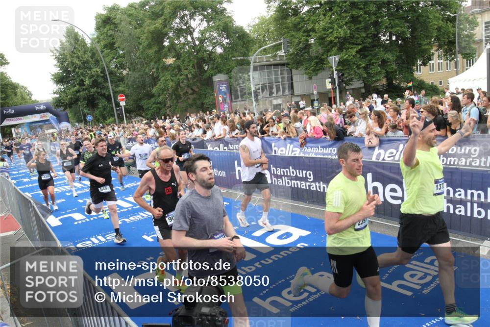 29.06.2025 - hella hamburg halbmarathon Michael Strokosch http://msf.ph/oto/8538050 29.06.2025 10:52:17 Ziel  meine-sportfotos.de
