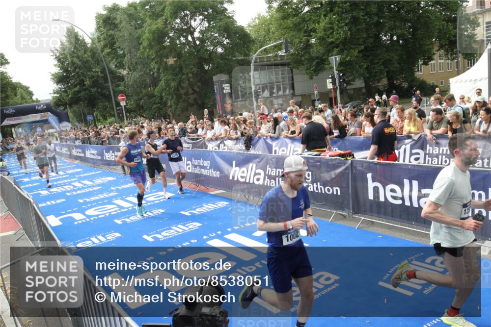 29.06.2025 - hella hamburg halbmarathon Michael Strokosch http://msf.ph/oto/8538051 29.06.2025 10:34:28 Ziel  meine-sportfotos.de