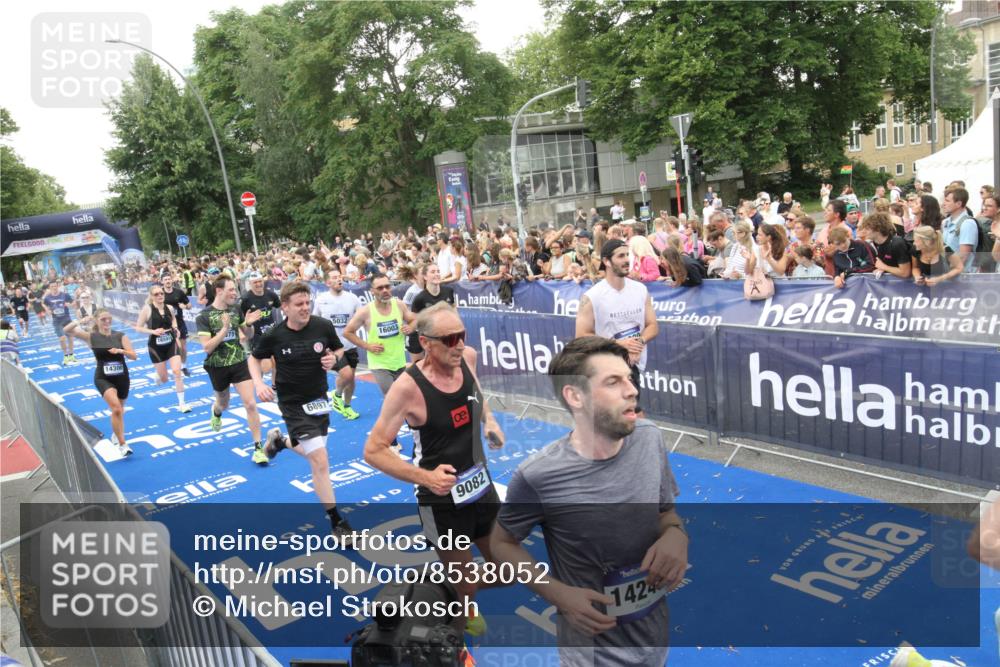 29.06.2025 - hella hamburg halbmarathon Michael Strokosch http://msf.ph/oto/8538052 29.06.2025 10:52:18 Ziel  meine-sportfotos.de