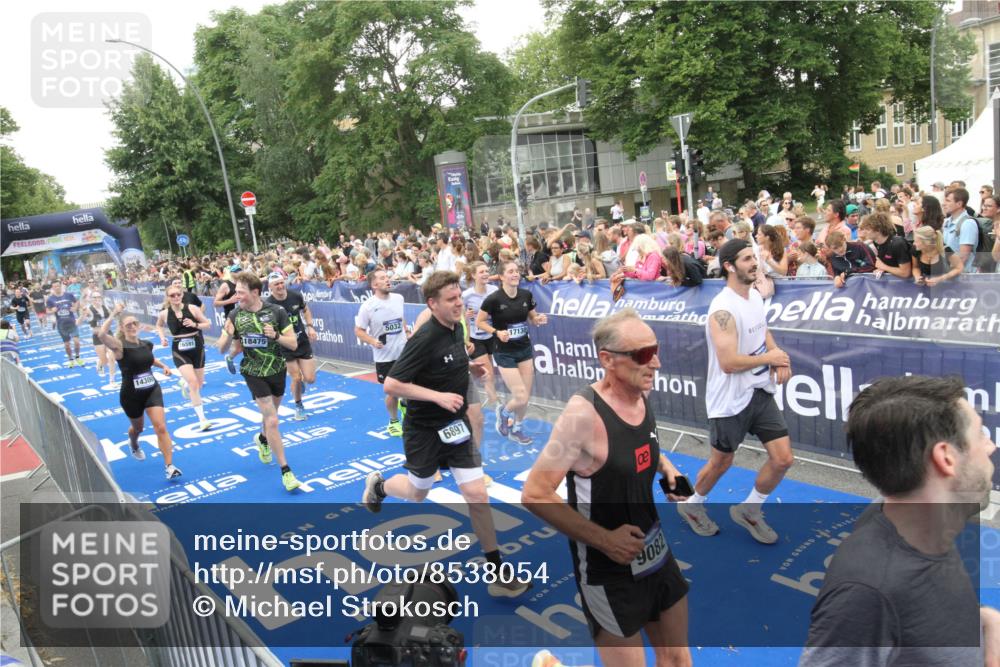 29.06.2025 - hella hamburg halbmarathon Michael Strokosch http://msf.ph/oto/8538054 29.06.2025 10:52:18 Ziel  meine-sportfotos.de