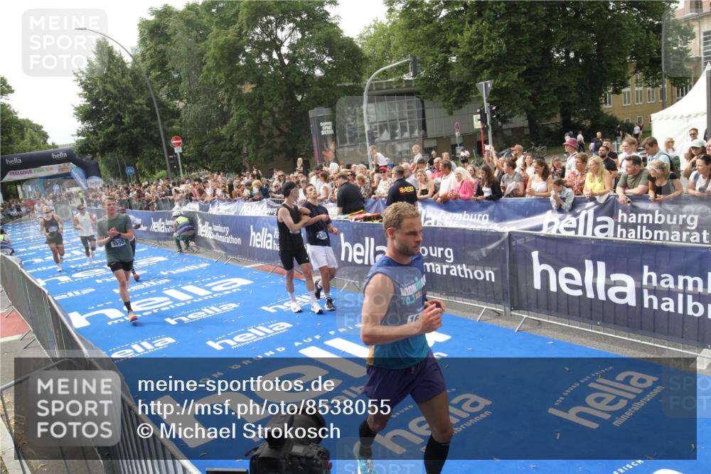 29.06.2025 - hella hamburg halbmarathon Michael Strokosch http://msf.ph/oto/8538055 29.06.2025 10:34:30 Ziel  meine-sportfotos.de