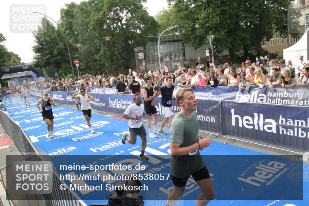 29.06.2025 - hella hamburg halbmarathon Michael Strokosch http://msf.ph/oto/8538057 29.06.2025 10:34:32 Ziel  meine-sportfotos.de