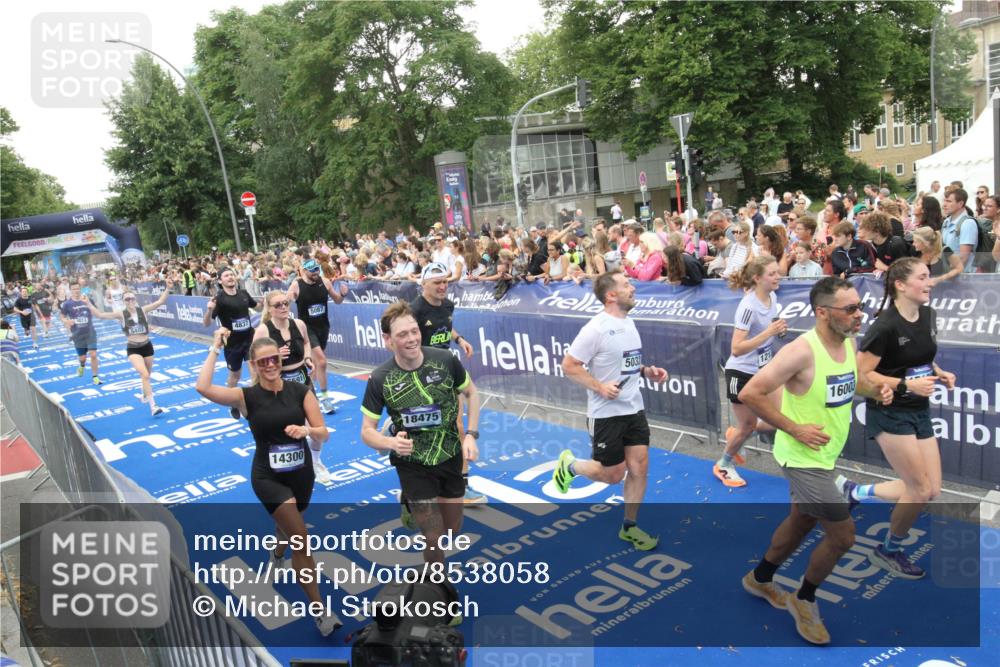 29.06.2025 - hella hamburg halbmarathon Michael Strokosch http://msf.ph/oto/8538058 29.06.2025 10:52:19 Ziel  meine-sportfotos.de