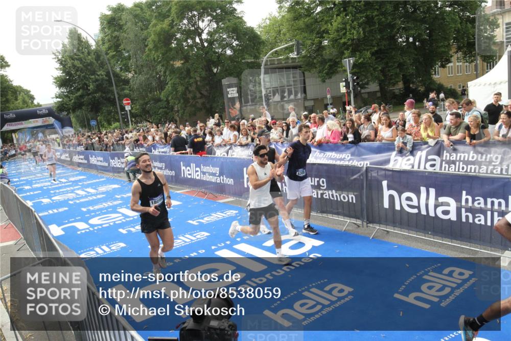 29.06.2025 - hella hamburg halbmarathon Michael Strokosch http://msf.ph/oto/8538059 29.06.2025 10:34:33 Ziel  meine-sportfotos.de