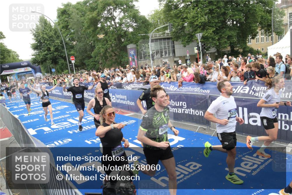 29.06.2025 - hella hamburg halbmarathon Michael Strokosch http://msf.ph/oto/8538060 29.06.2025 10:52:19 Ziel  meine-sportfotos.de