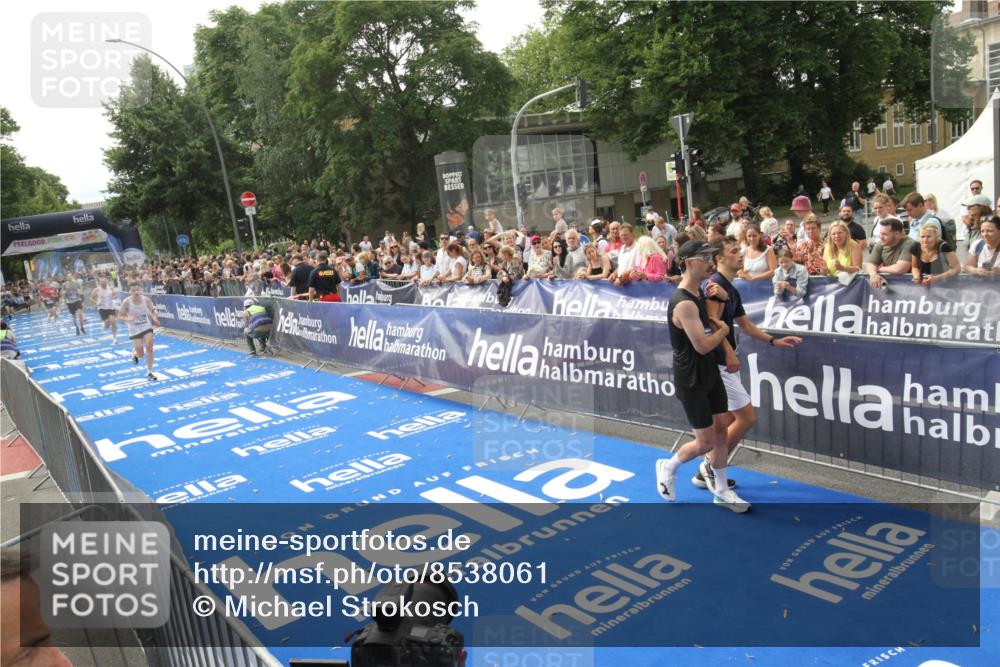 29.06.2025 - hella hamburg halbmarathon Michael Strokosch http://msf.ph/oto/8538061 29.06.2025 10:34:34 Ziel  meine-sportfotos.de