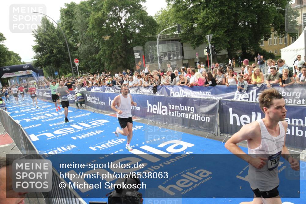 29.06.2025 - hella hamburg halbmarathon Michael Strokosch http://msf.ph/oto/8538063 29.06.2025 10:34:38 Ziel  meine-sportfotos.de