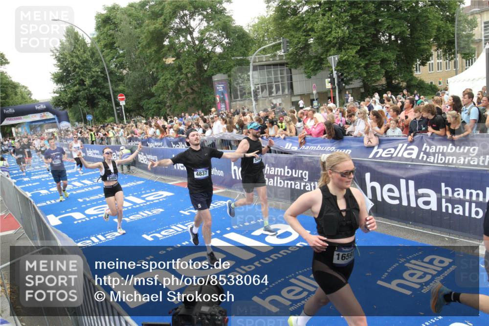 29.06.2025 - hella hamburg halbmarathon Michael Strokosch http://msf.ph/oto/8538064 29.06.2025 10:52:20 Ziel  meine-sportfotos.de