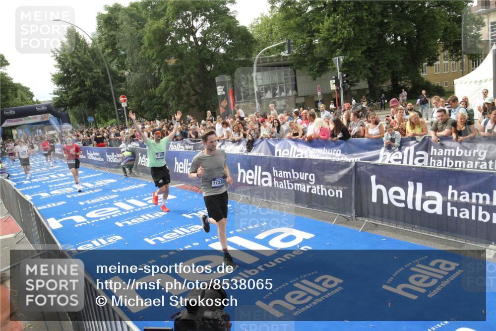 29.06.2025 - hella hamburg halbmarathon Michael Strokosch http://msf.ph/oto/8538065 29.06.2025 10:34:40 Ziel  meine-sportfotos.de