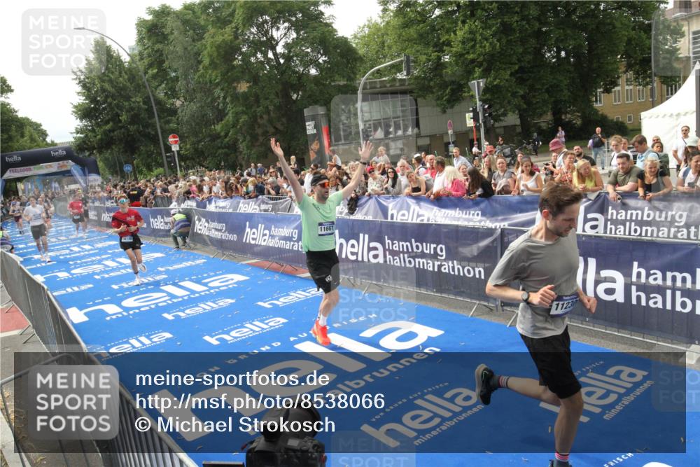 29.06.2025 - hella hamburg halbmarathon Michael Strokosch http://msf.ph/oto/8538066 29.06.2025 10:34:41 Ziel  meine-sportfotos.de
