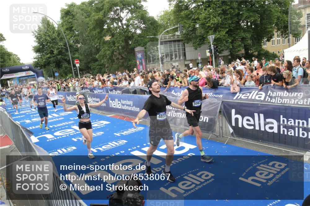 29.06.2025 - hella hamburg halbmarathon Michael Strokosch http://msf.ph/oto/8538067 29.06.2025 10:52:20 Ziel  meine-sportfotos.de