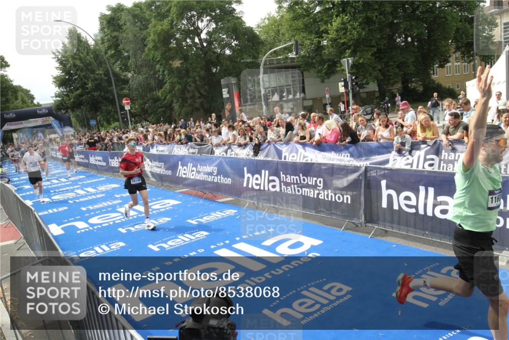 29.06.2025 - hella hamburg halbmarathon Michael Strokosch http://msf.ph/oto/8538068 29.06.2025 10:34:41 Ziel  meine-sportfotos.de