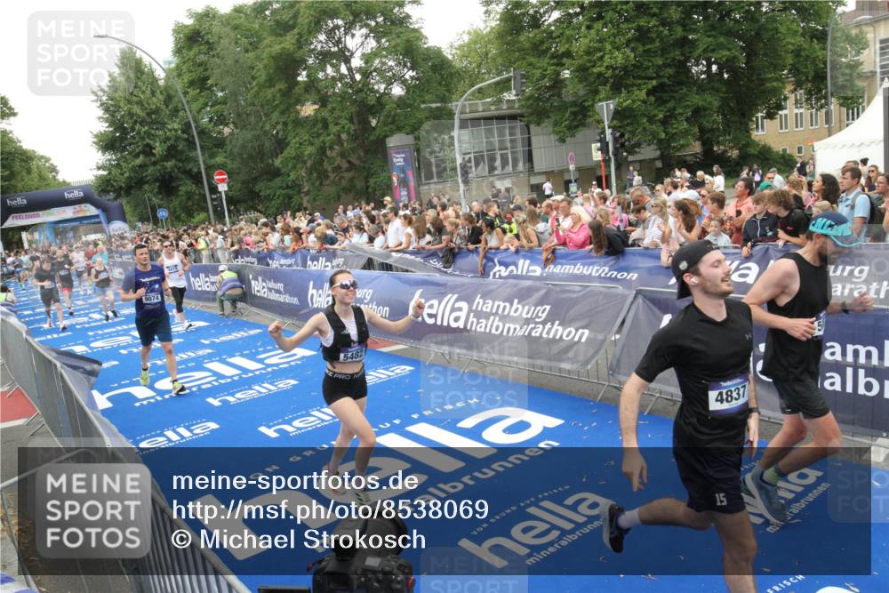 29.06.2025 - hella hamburg halbmarathon Michael Strokosch http://msf.ph/oto/8538069 29.06.2025 10:52:21 Ziel  meine-sportfotos.de