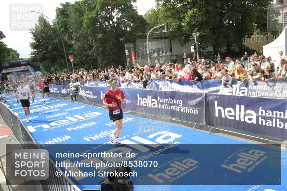 29.06.2025 - hella hamburg halbmarathon Michael Strokosch http://msf.ph/oto/8538070 29.06.2025 10:34:42 Ziel  meine-sportfotos.de