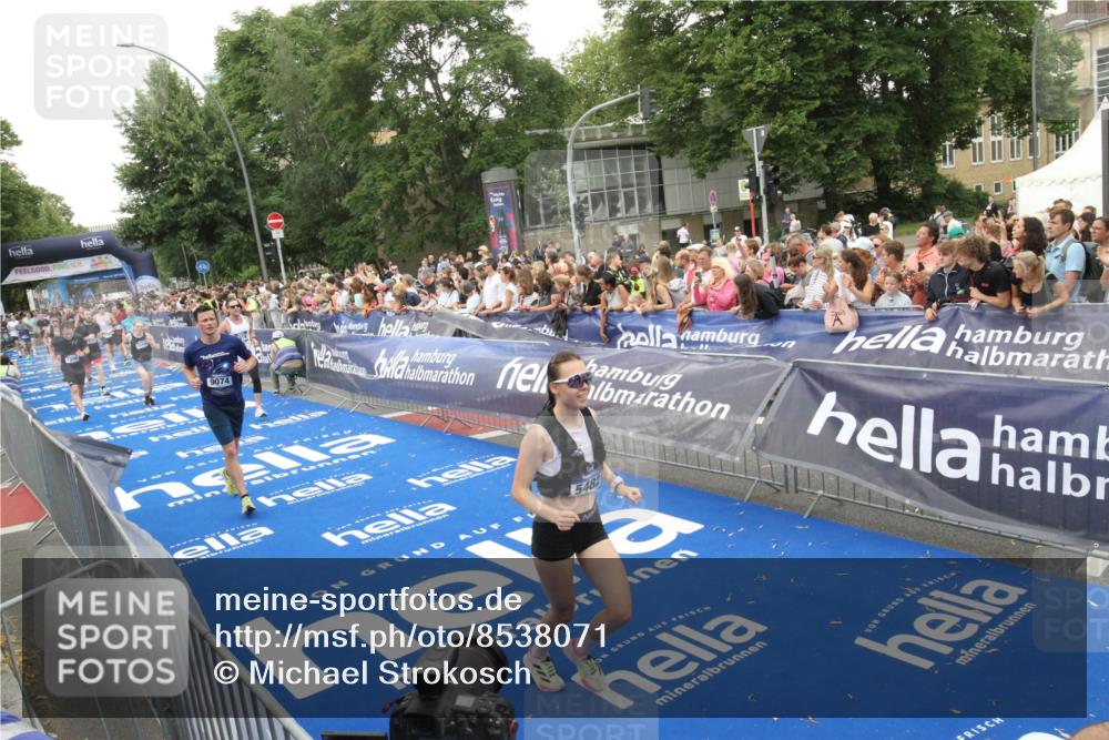 29.06.2025 - hella hamburg halbmarathon Michael Strokosch http://msf.ph/oto/8538071 29.06.2025 10:52:21 Ziel  meine-sportfotos.de