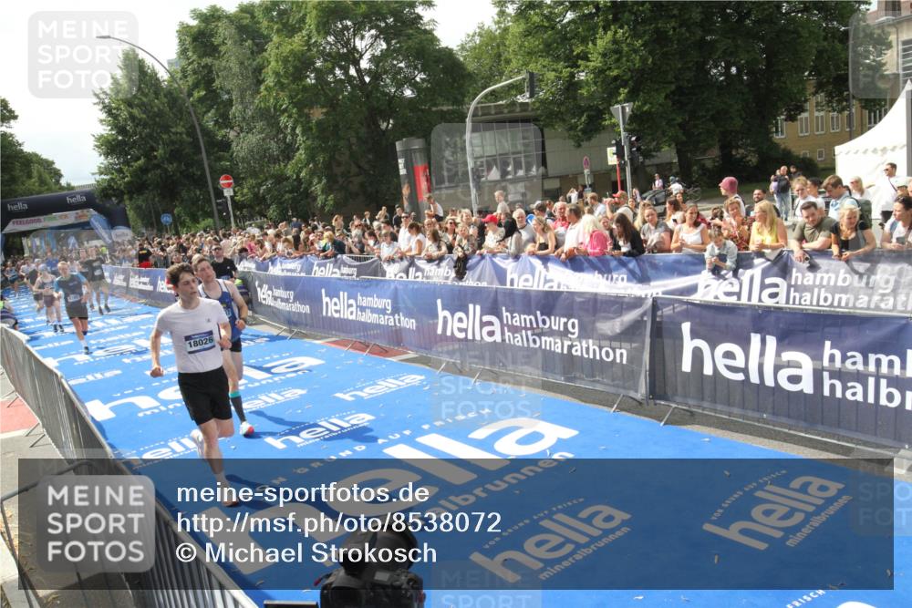 29.06.2025 - hella hamburg halbmarathon Michael Strokosch http://msf.ph/oto/8538072 29.06.2025 10:34:44 Ziel  meine-sportfotos.de