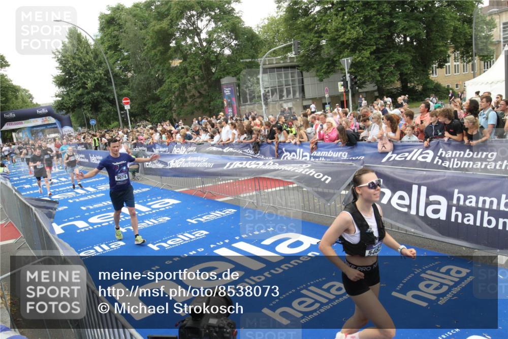29.06.2025 - hella hamburg halbmarathon Michael Strokosch http://msf.ph/oto/8538073 29.06.2025 10:52:22 Ziel  meine-sportfotos.de