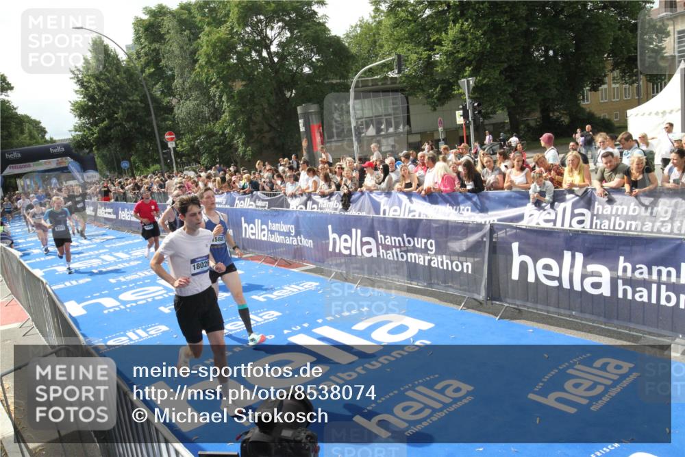 29.06.2025 - hella hamburg halbmarathon Michael Strokosch http://msf.ph/oto/8538074 29.06.2025 10:34:44 Ziel  meine-sportfotos.de