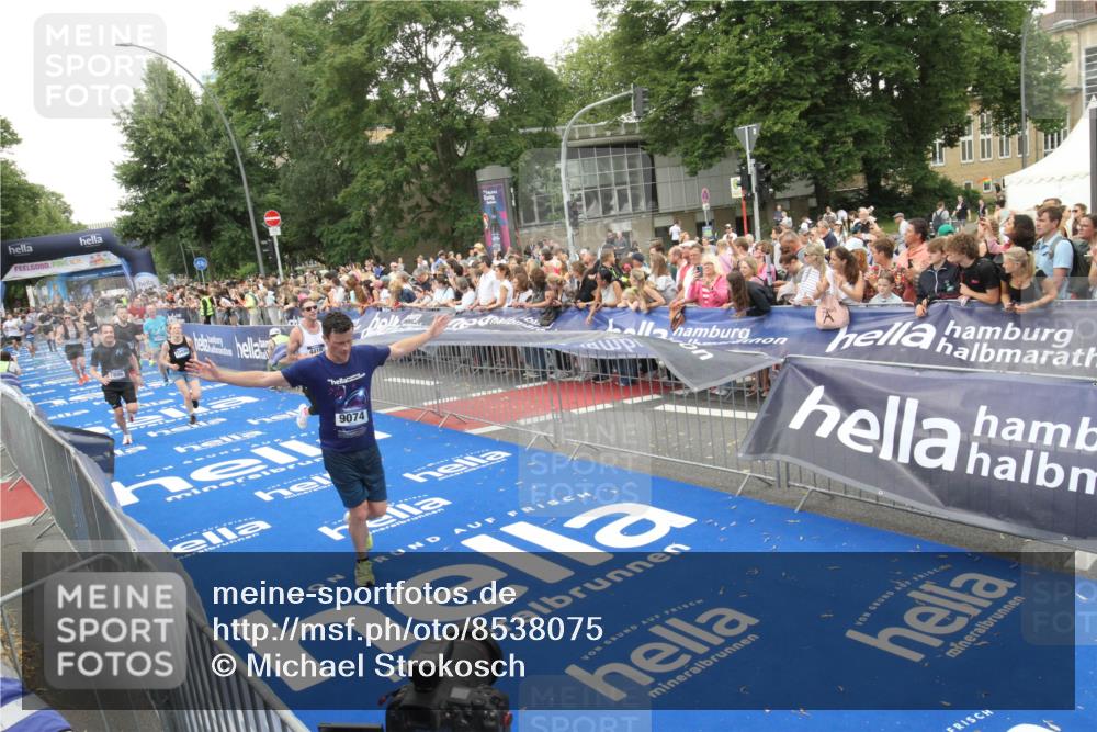 29.06.2025 - hella hamburg halbmarathon Michael Strokosch http://msf.ph/oto/8538075 29.06.2025 10:52:22 Ziel  meine-sportfotos.de