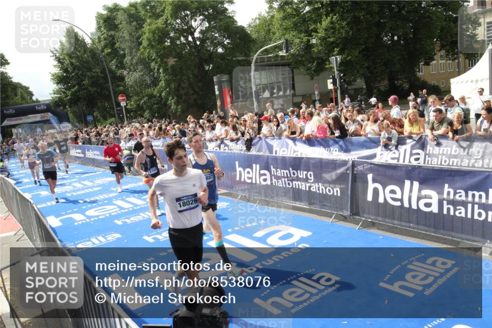 29.06.2025 - hella hamburg halbmarathon Michael Strokosch http://msf.ph/oto/8538076 29.06.2025 10:34:45 Ziel  meine-sportfotos.de