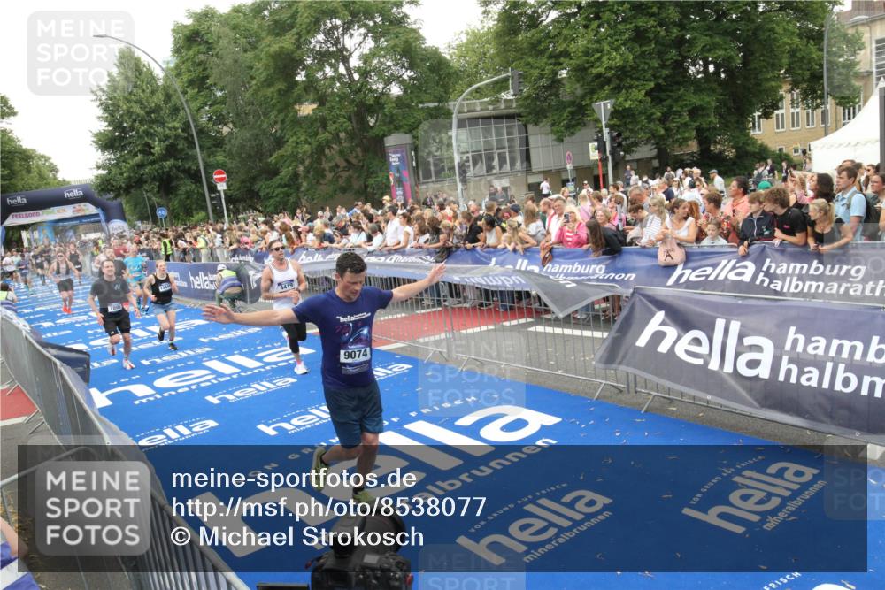 29.06.2025 - hella hamburg halbmarathon Michael Strokosch http://msf.ph/oto/8538077 29.06.2025 10:52:22 Ziel  meine-sportfotos.de