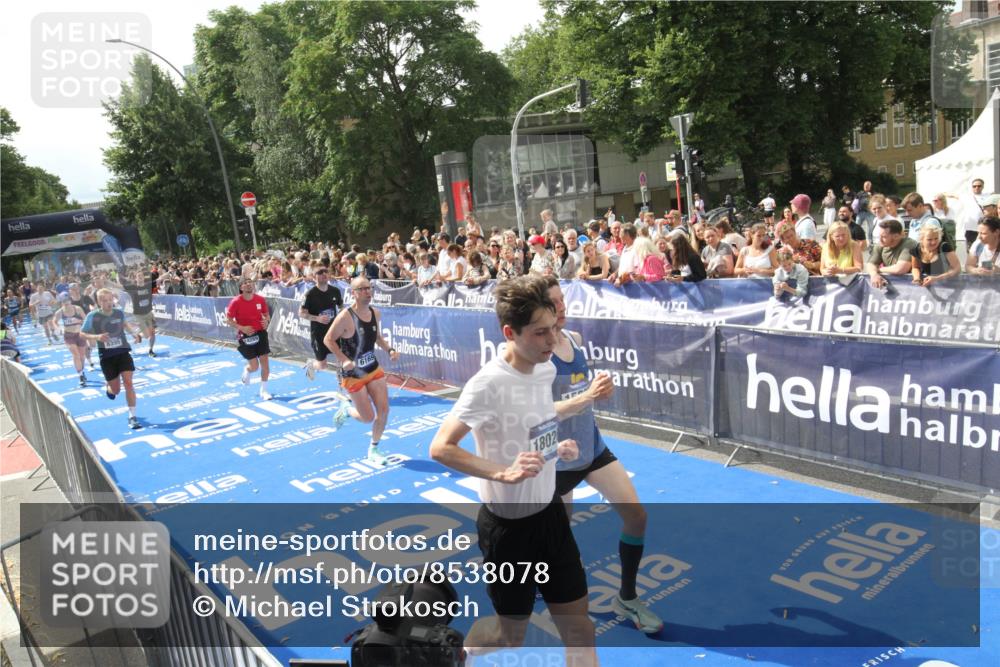 29.06.2025 - hella hamburg halbmarathon Michael Strokosch http://msf.ph/oto/8538078 29.06.2025 10:34:45 Ziel  meine-sportfotos.de