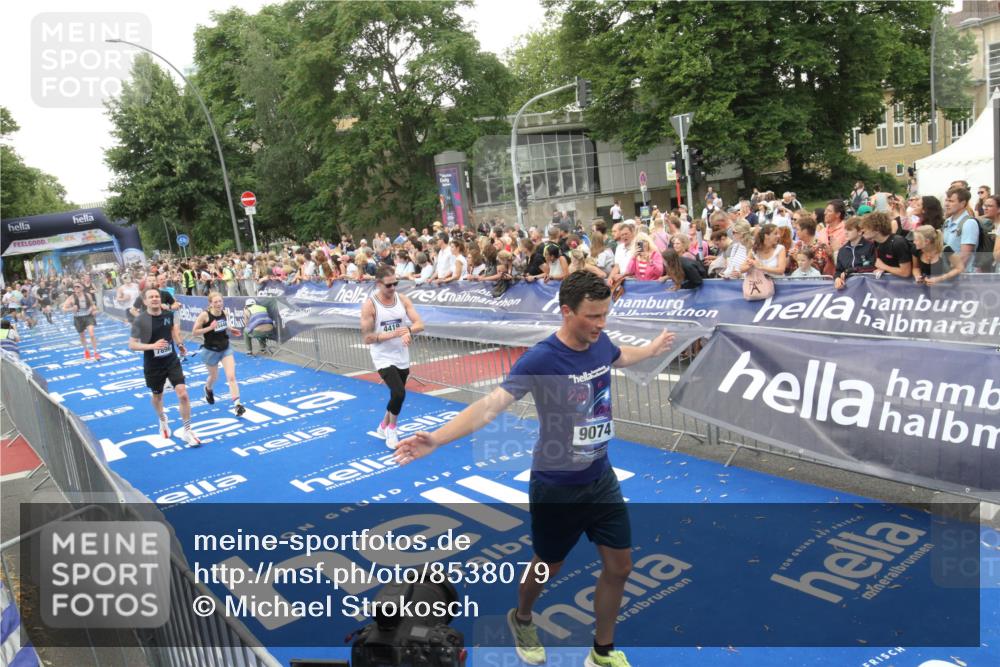 29.06.2025 - hella hamburg halbmarathon Michael Strokosch http://msf.ph/oto/8538079 29.06.2025 10:52:23 Ziel  meine-sportfotos.de