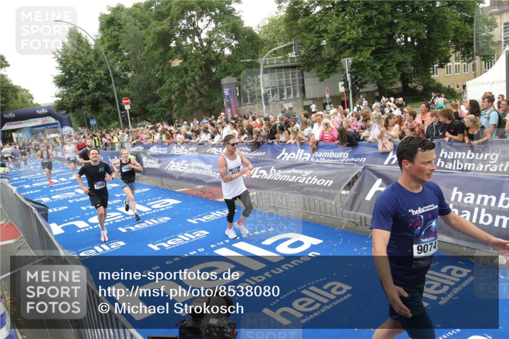 29.06.2025 - hella hamburg halbmarathon Michael Strokosch http://msf.ph/oto/8538080 29.06.2025 10:52:23 Ziel  meine-sportfotos.de