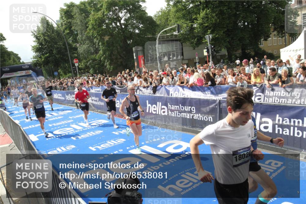 29.06.2025 - hella hamburg halbmarathon Michael Strokosch http://msf.ph/oto/8538081 29.06.2025 10:34:45 Ziel  meine-sportfotos.de