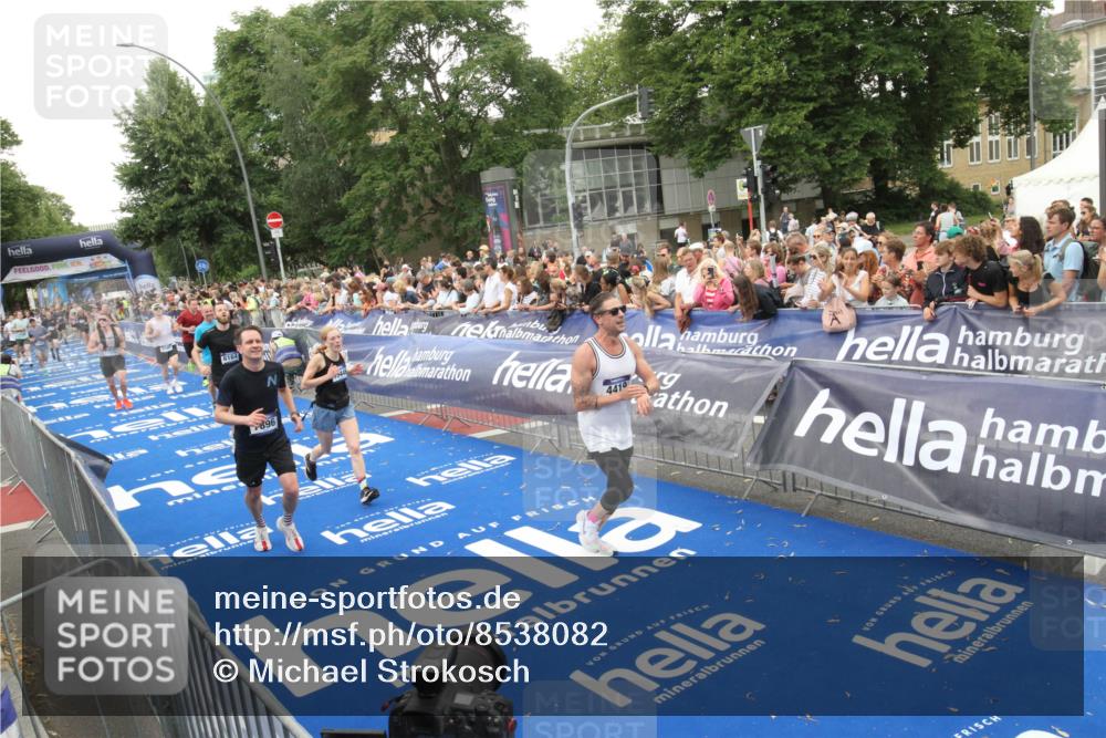 29.06.2025 - hella hamburg halbmarathon Michael Strokosch http://msf.ph/oto/8538082 29.06.2025 10:52:24 Ziel  meine-sportfotos.de