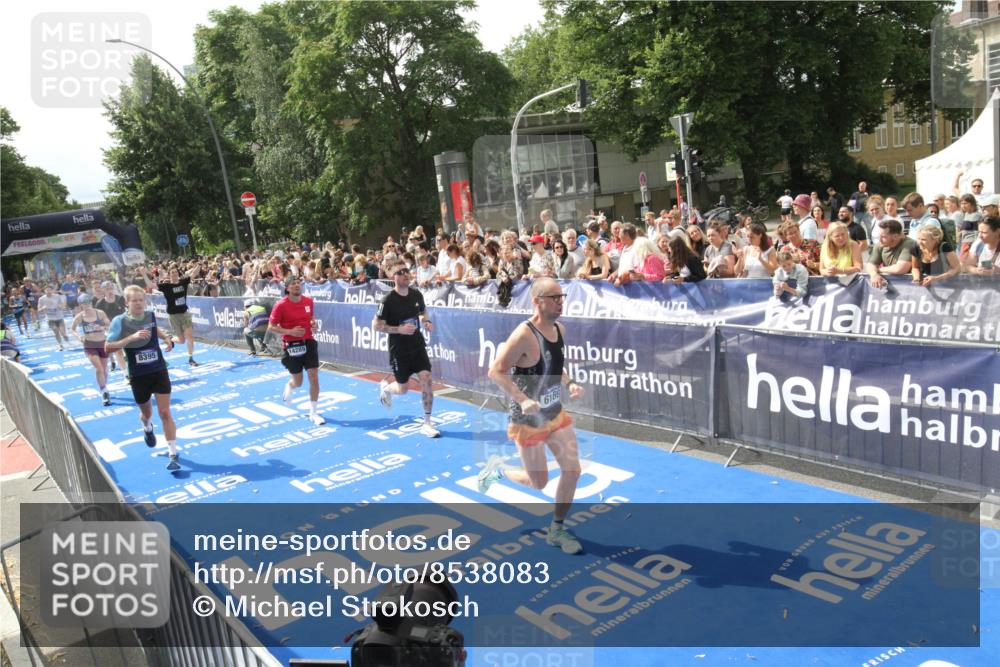 29.06.2025 - hella hamburg halbmarathon Michael Strokosch http://msf.ph/oto/8538083 29.06.2025 10:34:46 Ziel  meine-sportfotos.de