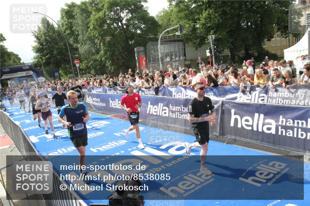 29.06.2025 - hella hamburg halbmarathon Michael Strokosch http://msf.ph/oto/8538085 29.06.2025 10:34:47 Ziel  meine-sportfotos.de