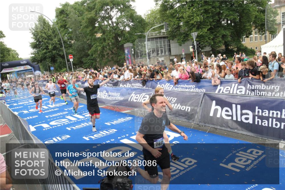 29.06.2025 - hella hamburg halbmarathon Michael Strokosch http://msf.ph/oto/8538086 29.06.2025 10:52:25 Ziel  meine-sportfotos.de