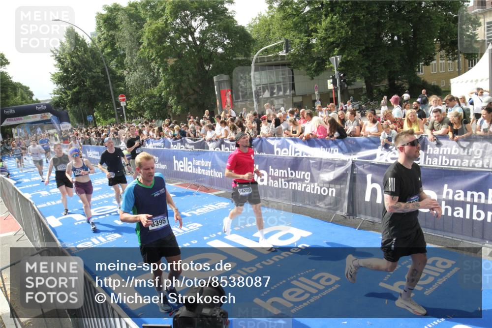 29.06.2025 - hella hamburg halbmarathon Michael Strokosch http://msf.ph/oto/8538087 29.06.2025 10:34:47 Ziel  meine-sportfotos.de