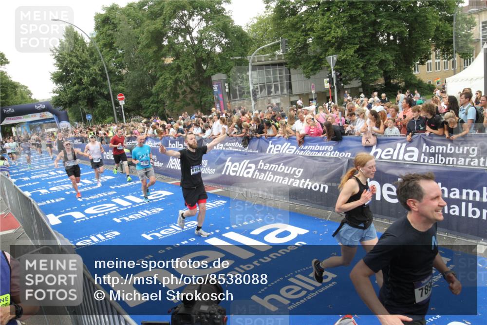 29.06.2025 - hella hamburg halbmarathon Michael Strokosch http://msf.ph/oto/8538088 29.06.2025 10:52:25 Ziel  meine-sportfotos.de