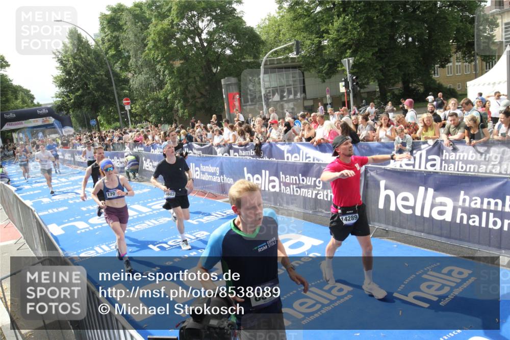 29.06.2025 - hella hamburg halbmarathon Michael Strokosch http://msf.ph/oto/8538089 29.06.2025 10:34:48 Ziel  meine-sportfotos.de