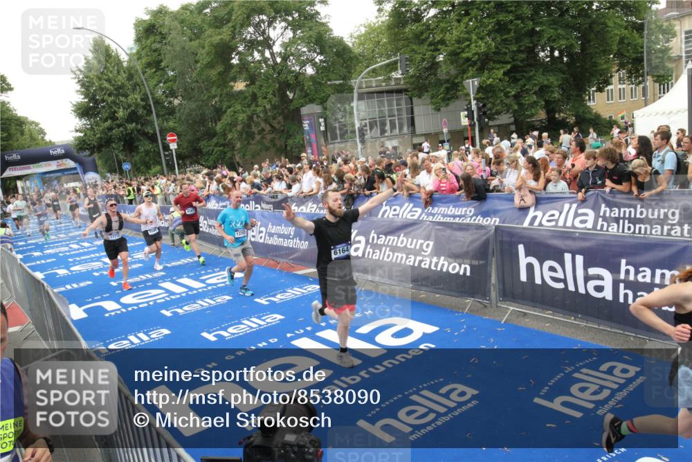 29.06.2025 - hella hamburg halbmarathon Michael Strokosch http://msf.ph/oto/8538090 29.06.2025 10:52:25 Ziel  meine-sportfotos.de