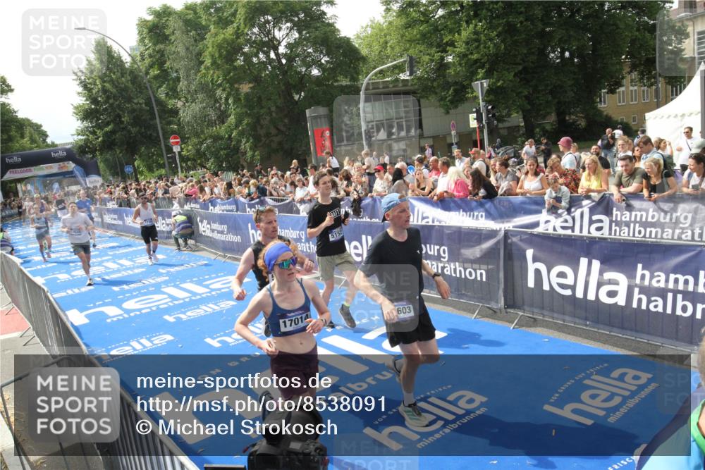 29.06.2025 - hella hamburg halbmarathon Michael Strokosch http://msf.ph/oto/8538091 29.06.2025 10:34:48 Ziel  meine-sportfotos.de