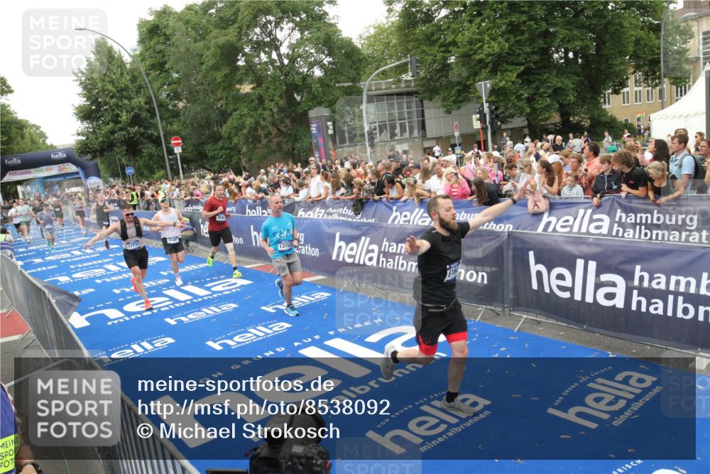 29.06.2025 - hella hamburg halbmarathon Michael Strokosch http://msf.ph/oto/8538092 29.06.2025 10:52:26 Ziel  meine-sportfotos.de